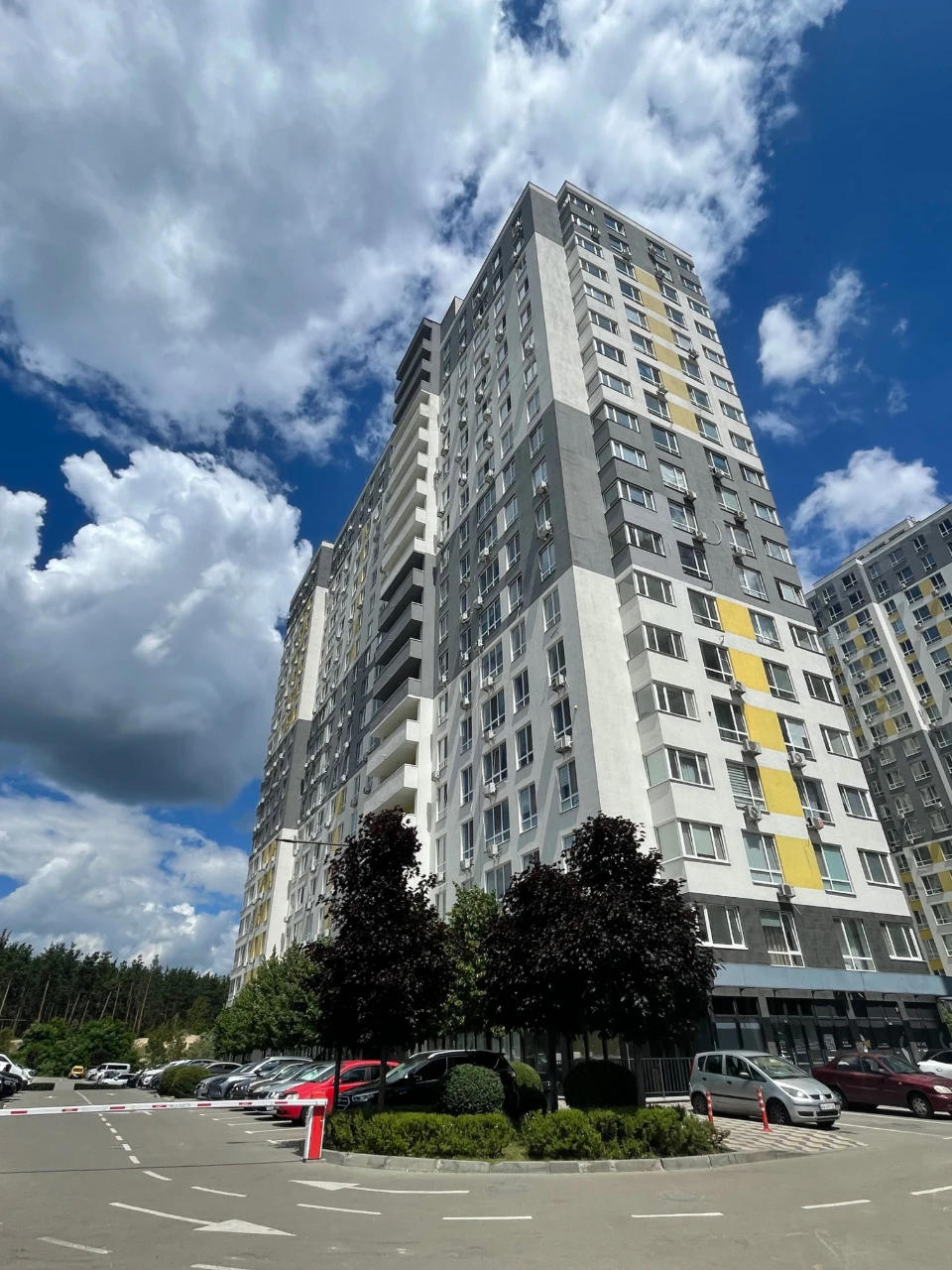 Продаж 3-к квартири, заселений будинок, повністю автономний.