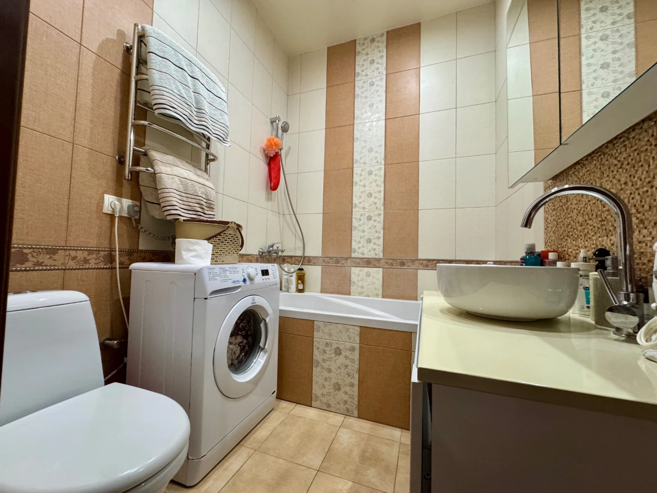 Spacious 2-bedroom apartment. Central Park and Park Nezhnayka.