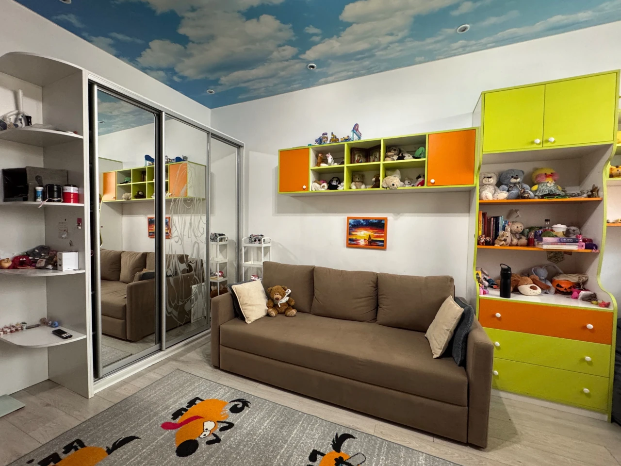 Spacious 2-bedroom apartment. Central Park and Park Nezhnayka.