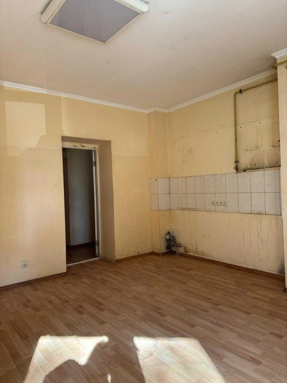 ПРОДАЖ! Простора 3-кімнатна квартира 103 м² — під ремонт, з