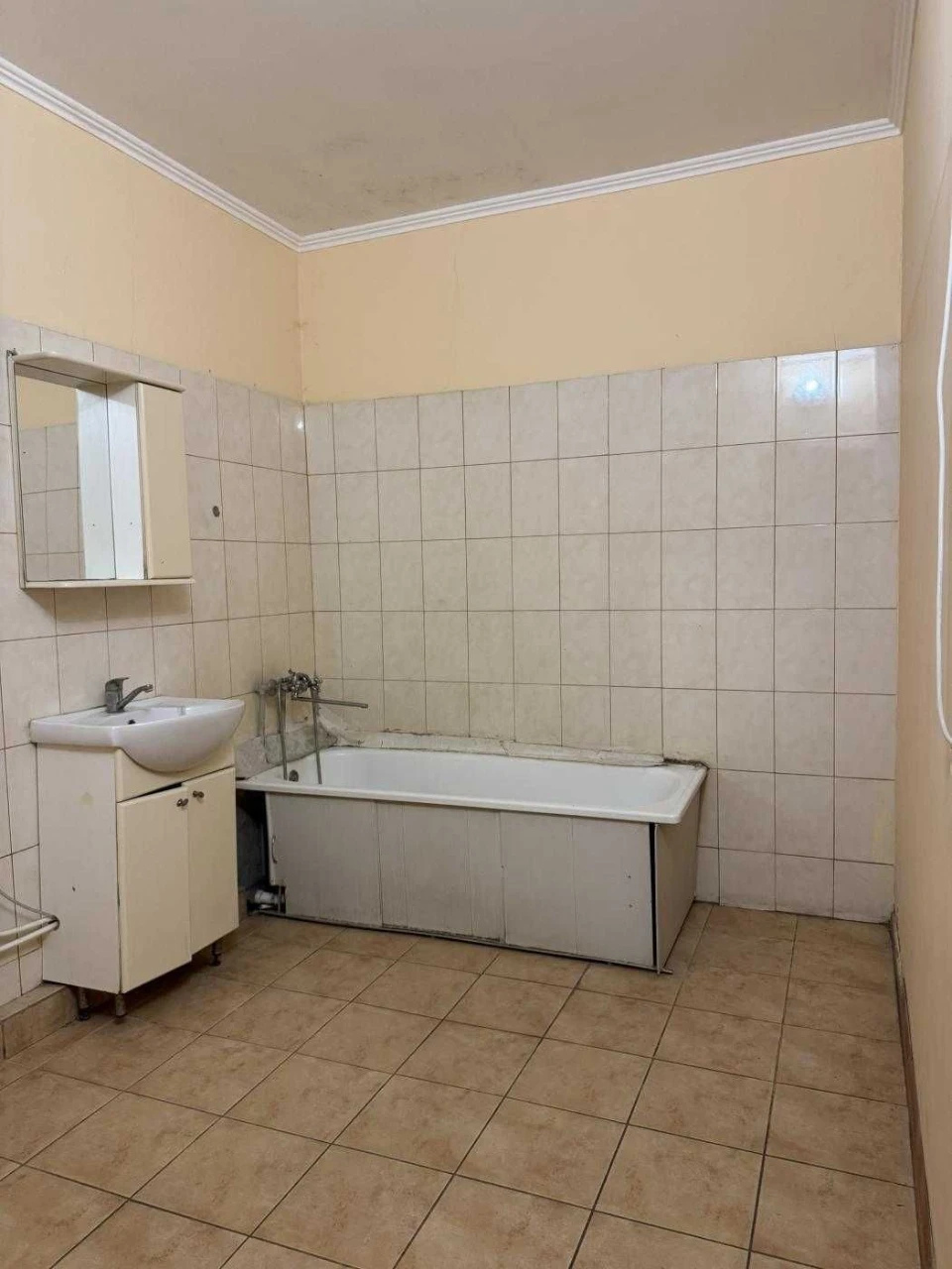 ПРОДАЖ! Простора 3-кімнатна квартира 103 м² — під ремонт, з