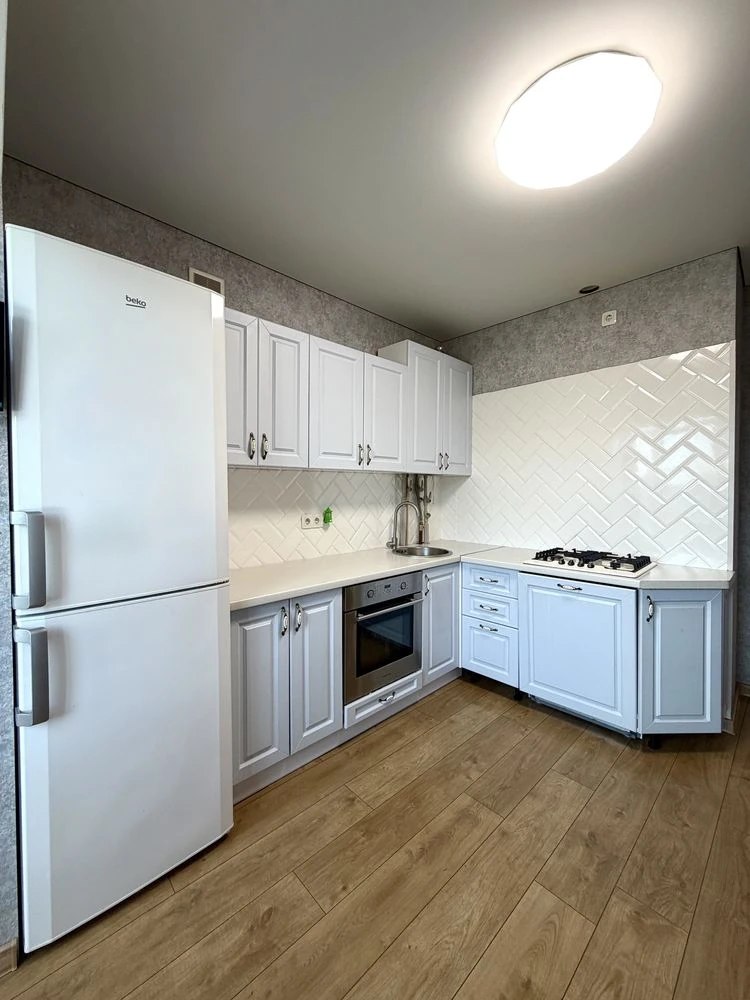 NO COMMISSION! 2-room apartment with partial renovation and a great plan