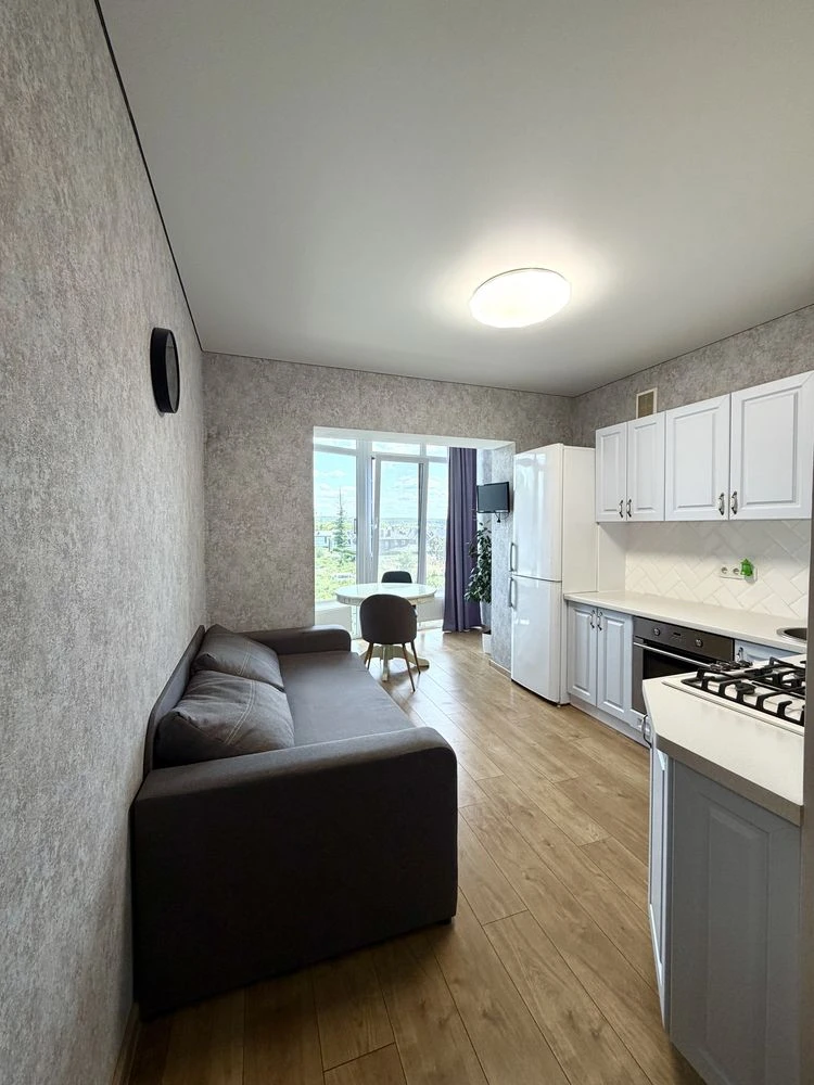 NO COMMISSION! 2-room apartment with partial renovation and a great plan