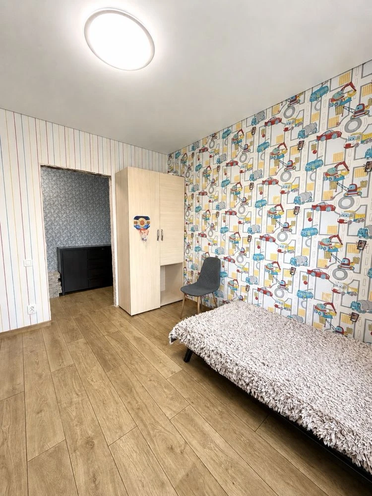 NO COMMISSION! 2-room apartment with partial renovation and a great plan