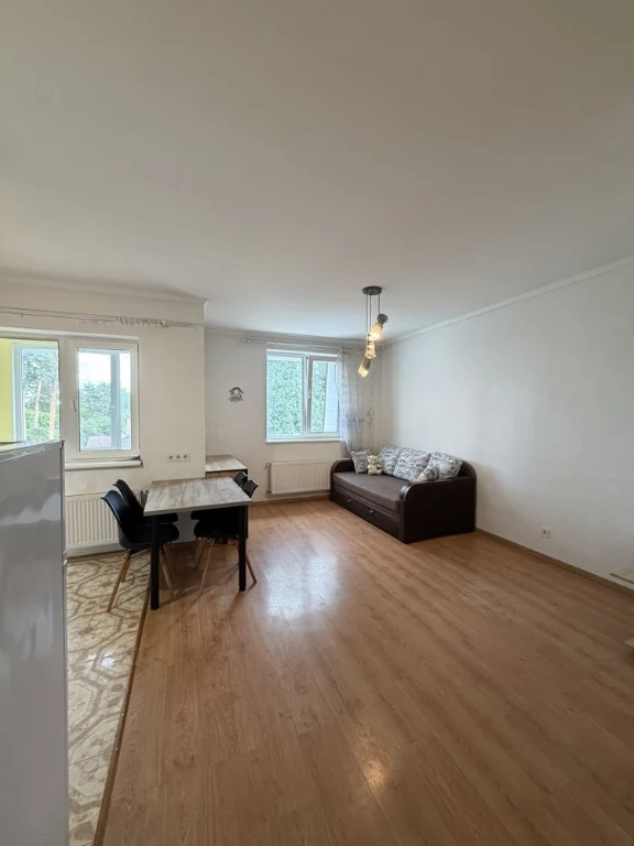 2-bedroom apartment renovated. View of pine trees. Gas, balcony. P