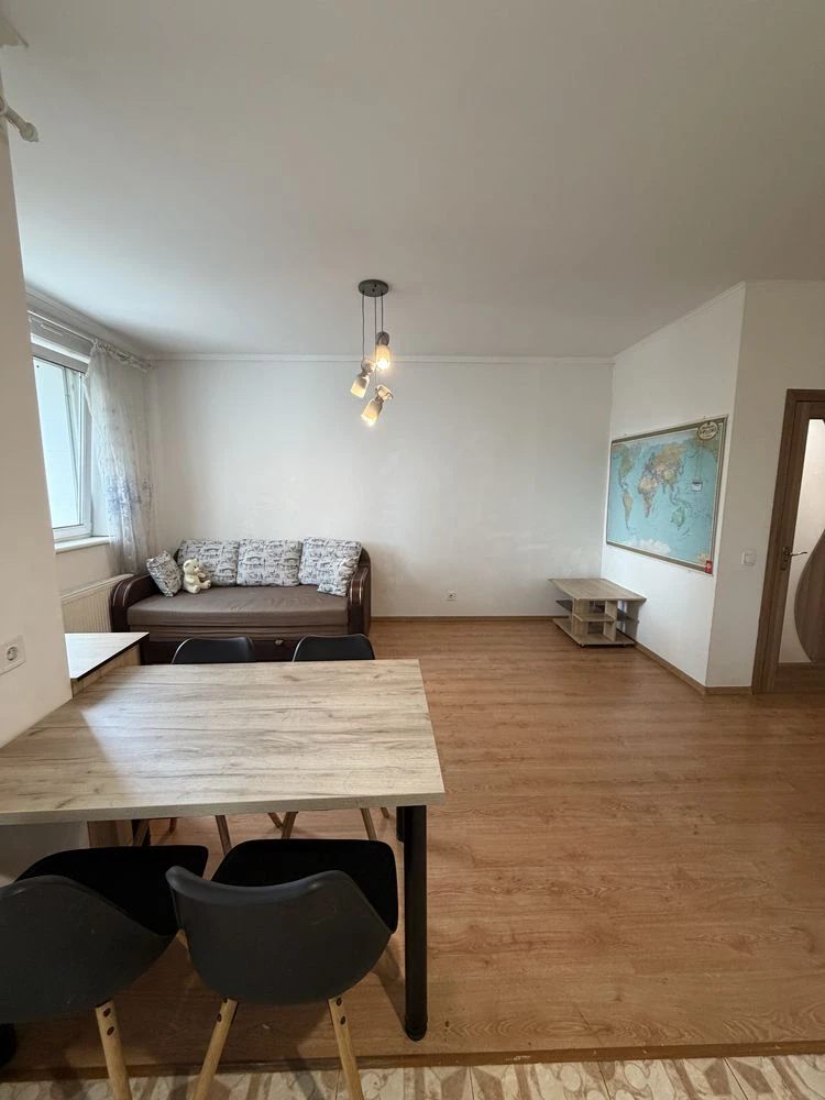 2-bedroom apartment renovated. View of pine trees. Gas, balcony. P