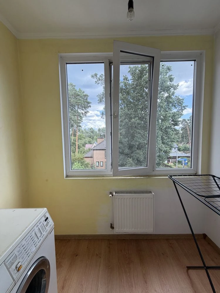 2-bedroom apartment renovated. View of pine trees. Gas, balcony. P