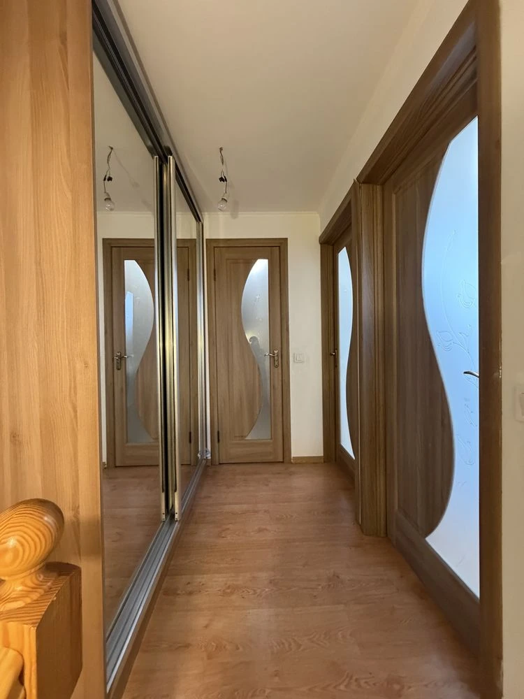 2-bedroom apartment renovated. View of pine trees. Gas, balcony. P