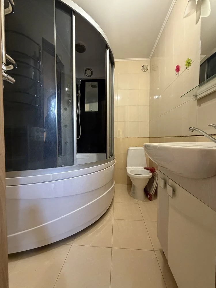 2-bedroom apartment renovated. View of pine trees. Gas, balcony. P