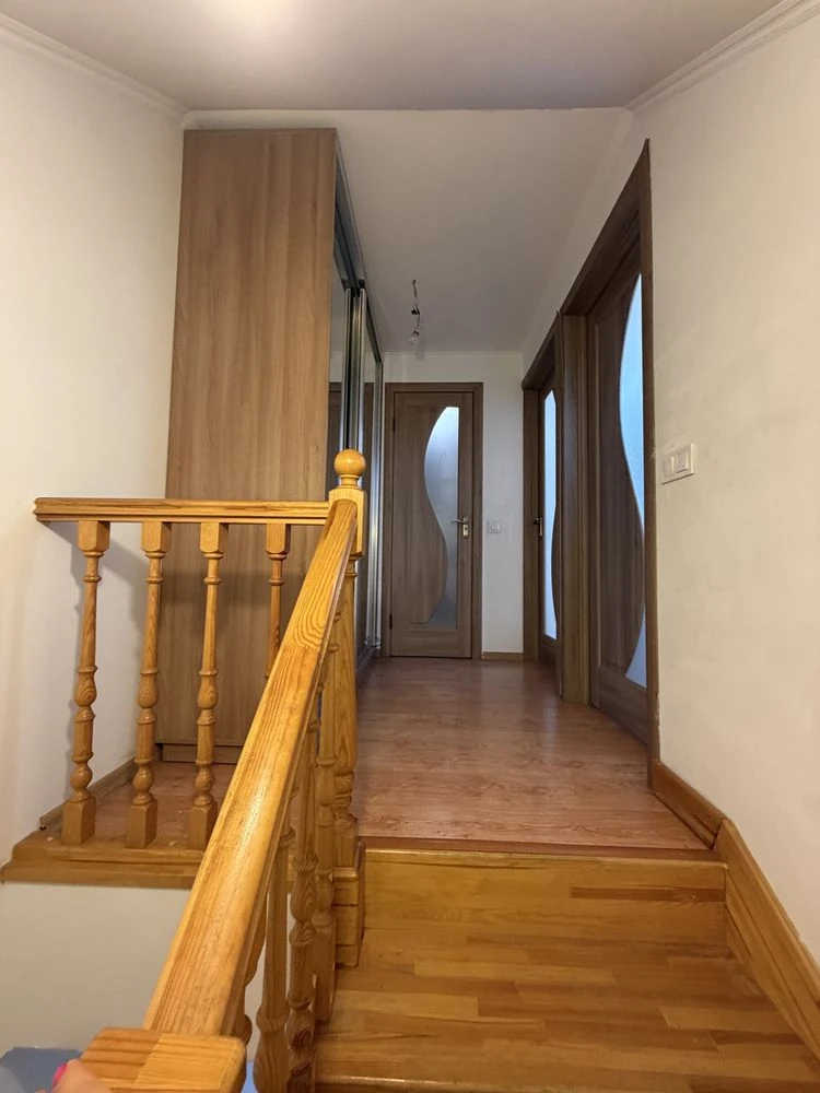 2-bedroom apartment renovated. View of pine trees. Gas, balcony. P