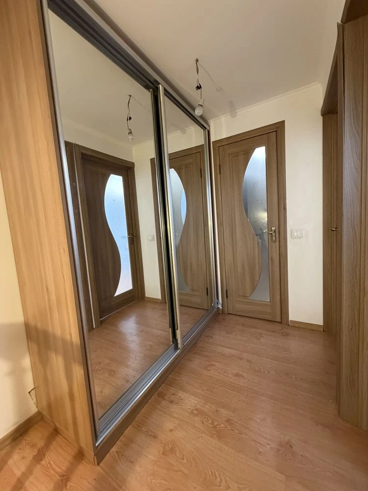 2-bedroom apartment renovated. View of pine trees. Gas, balcony. P