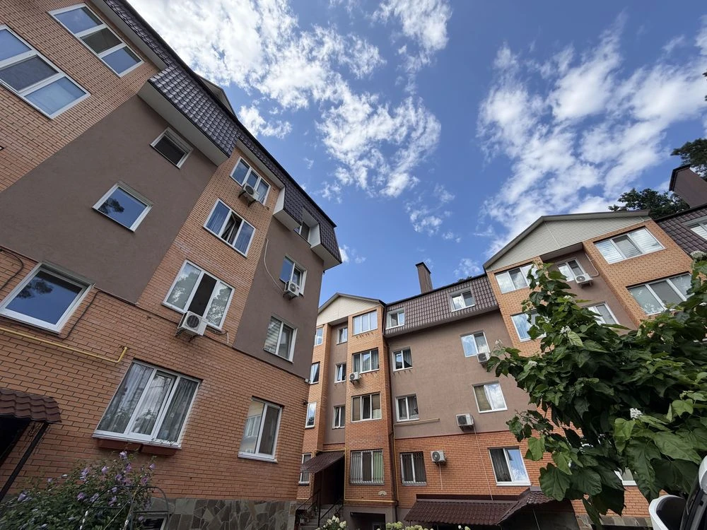 2-bedroom apartment renovated. View of pine trees. Gas, balcony. P