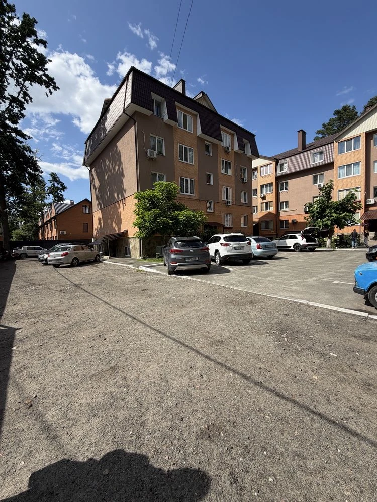 2-bedroom apartment renovated. View of pine trees. Gas, balcony. P