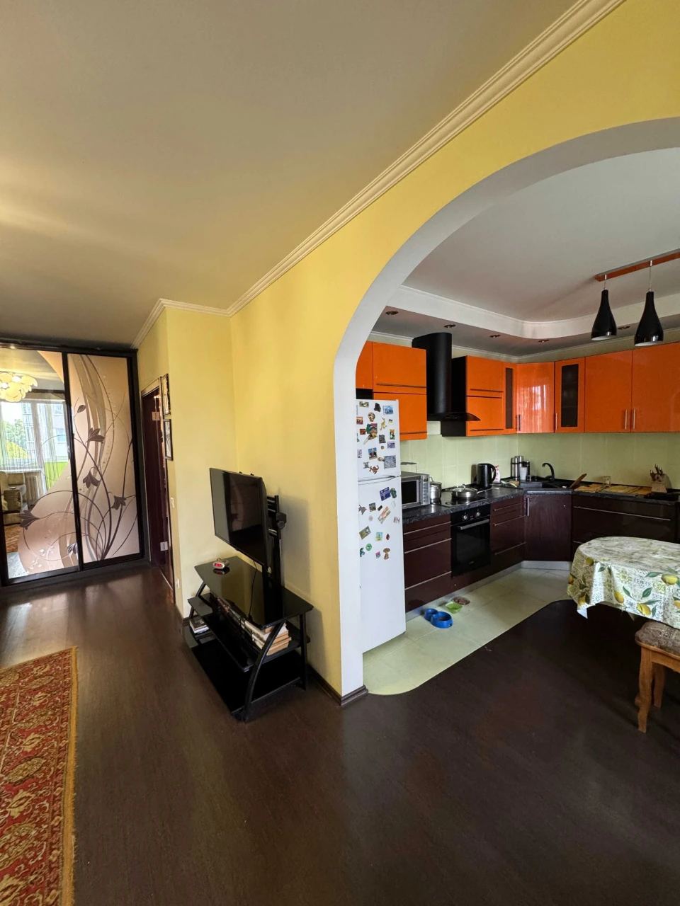 Spacious 2-bedroom apartment in the city center near a school. 2% оформлення