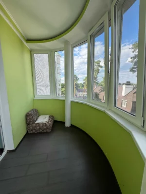 Spacious 2-bedroom apartment in the city center near a school. 2% оформлення