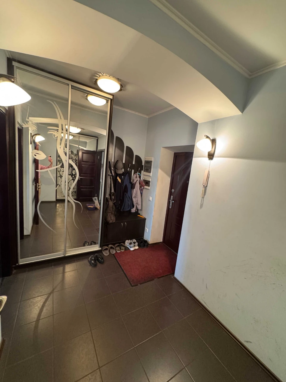 Spacious 2-bedroom apartment in the city center near a school. 2% оформлення