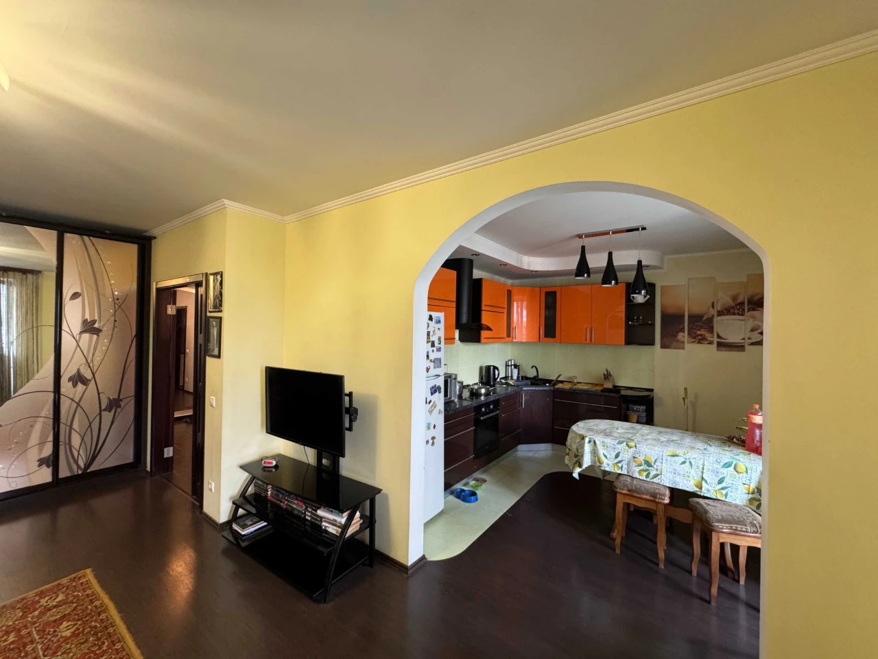 Spacious 2-bedroom apartment in the city center near a school. 2% оформлення