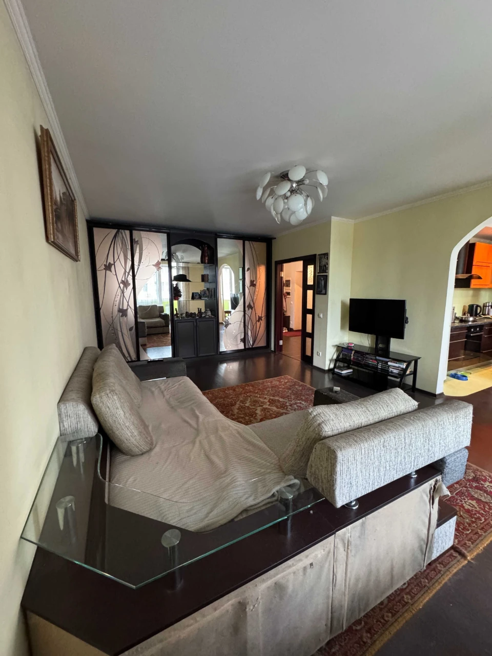 Spacious 2-bedroom apartment in the city center near a school. 2% оформлення