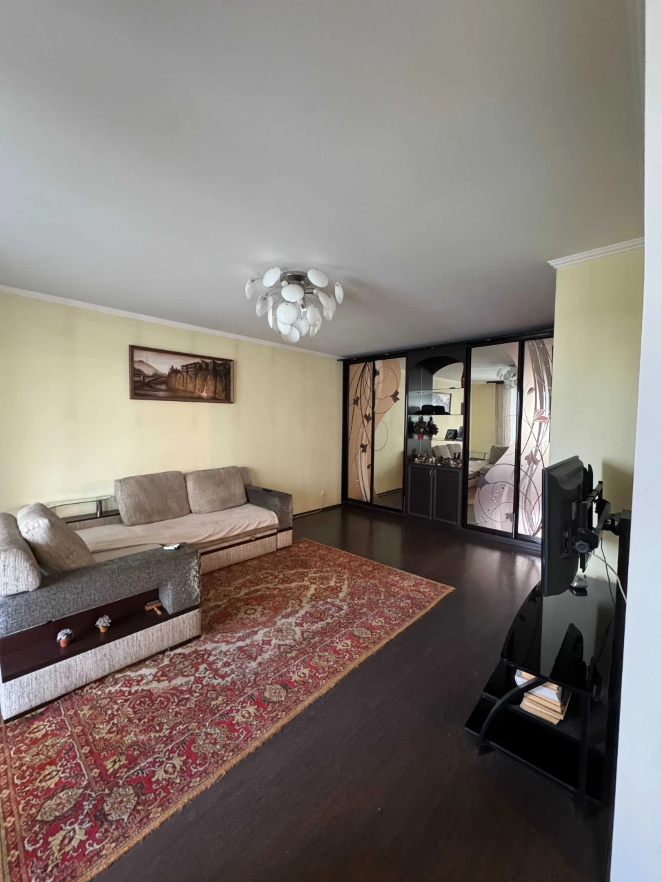 Spacious 2-bedroom apartment in the city center near a school. 2% оформлення