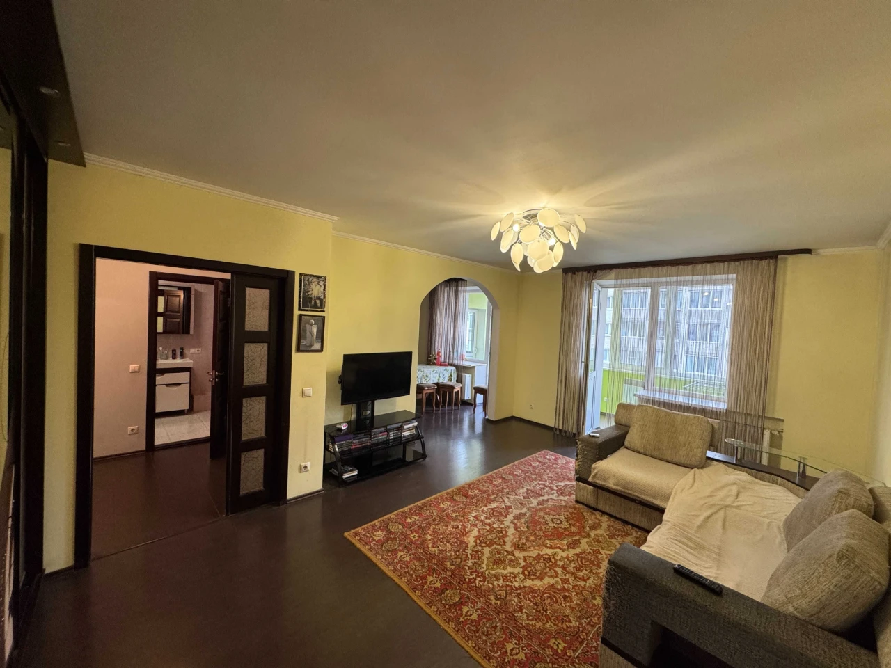 Spacious 2-bedroom apartment in the city center near a school. 2% оформлення