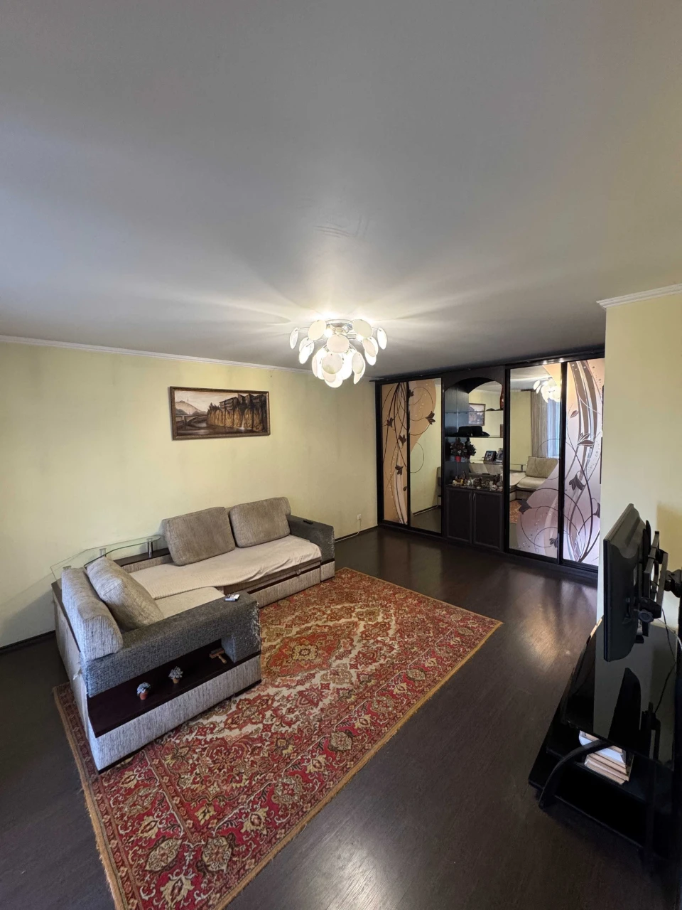 Spacious 2-bedroom apartment in the city center near a school. 2% оформлення