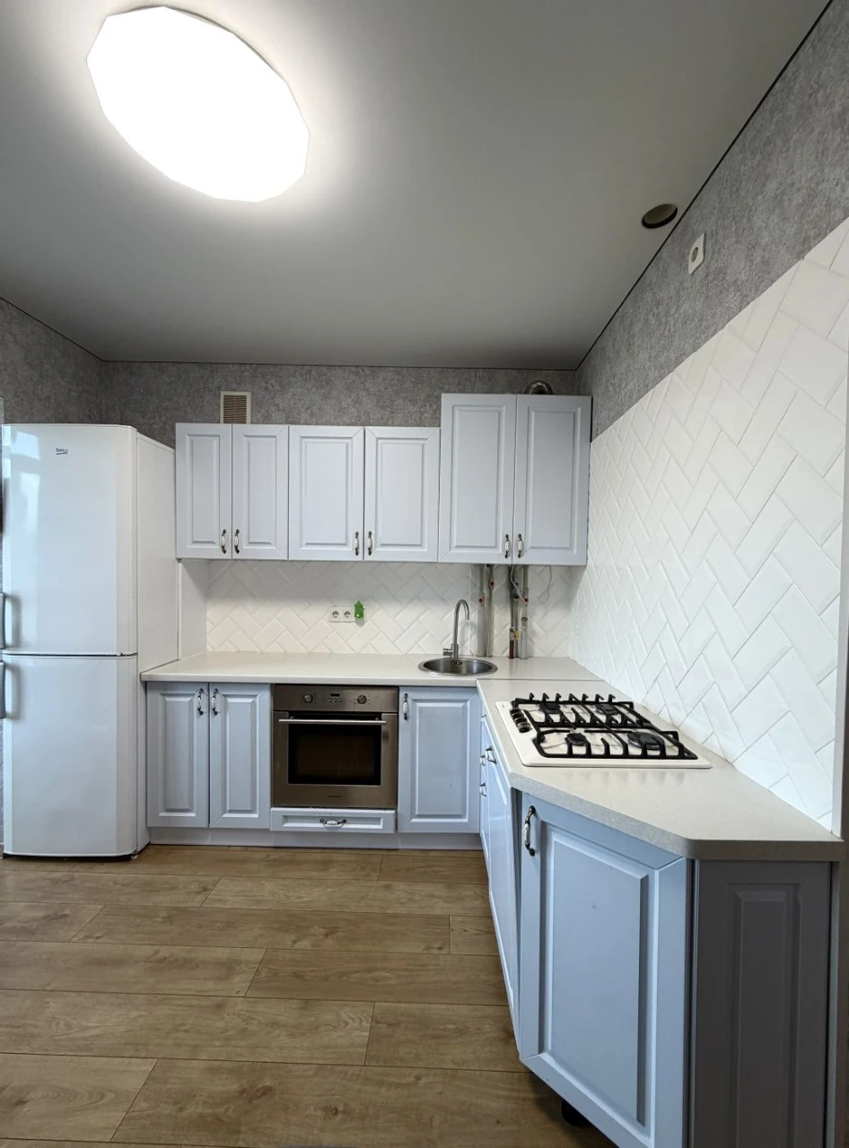 Urgent sale of a 2-bedroom apartment with renovation on the 3rd floor!