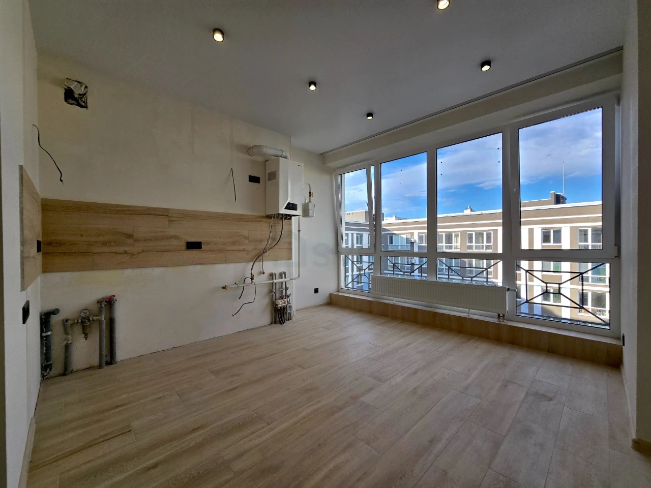 One-bedroom apartment with smart layout. New renovation!