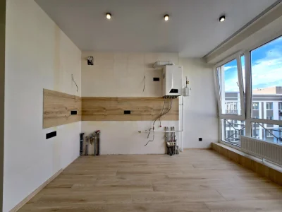 One-bedroom apartment with smart layout. New renovation!