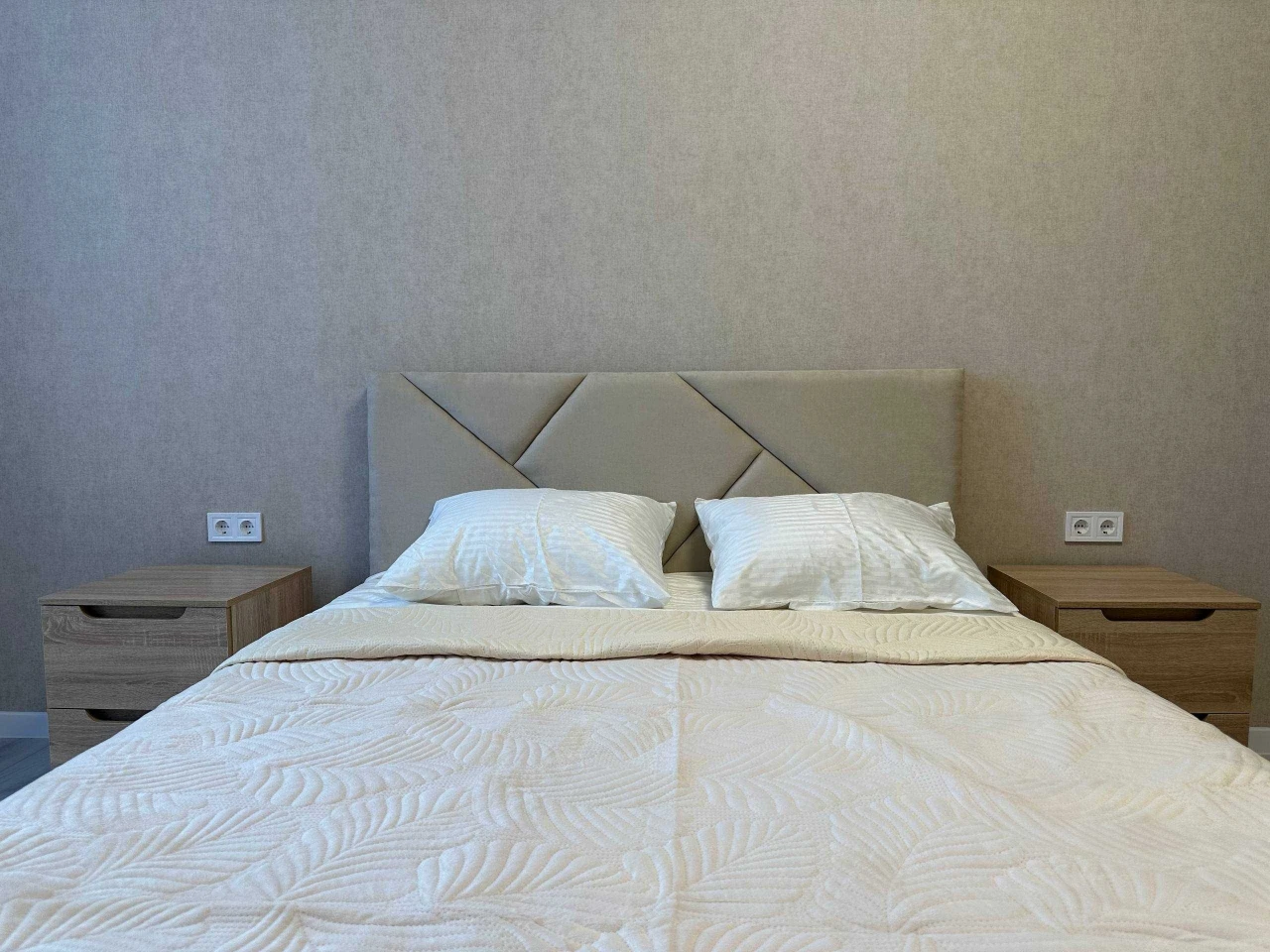 Sale of a 2-room apartment, 59.3 sq m. Furniture and appliances. Full renovation. State.