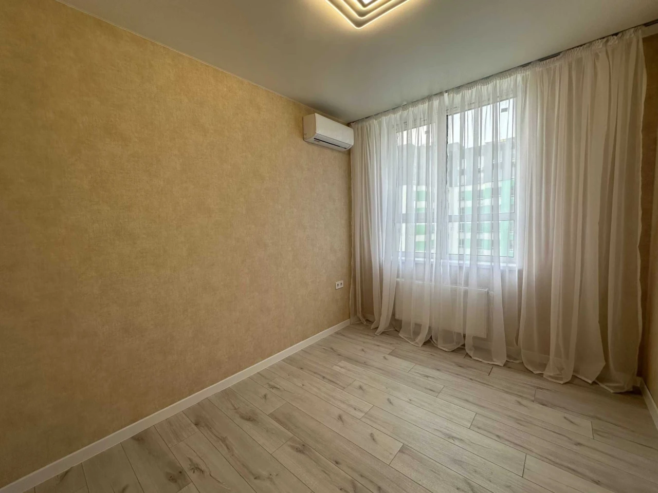 Sale of a 2-room apartment, 59.3 sq m. Furniture and appliances. Full renovation. State.
