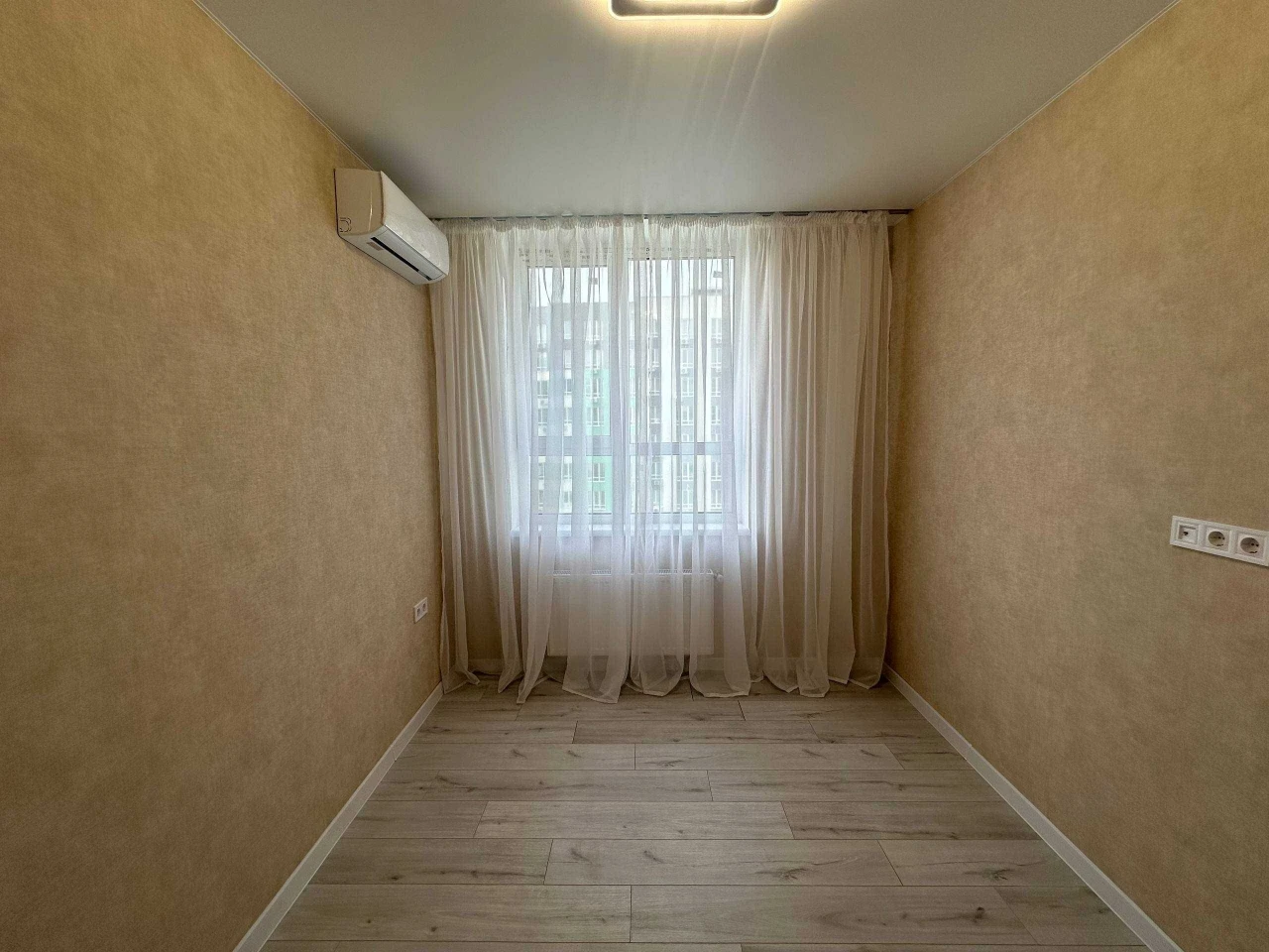 Sale of a 2-room apartment, 59.3 sq m. Furniture and appliances. Full renovation. State.