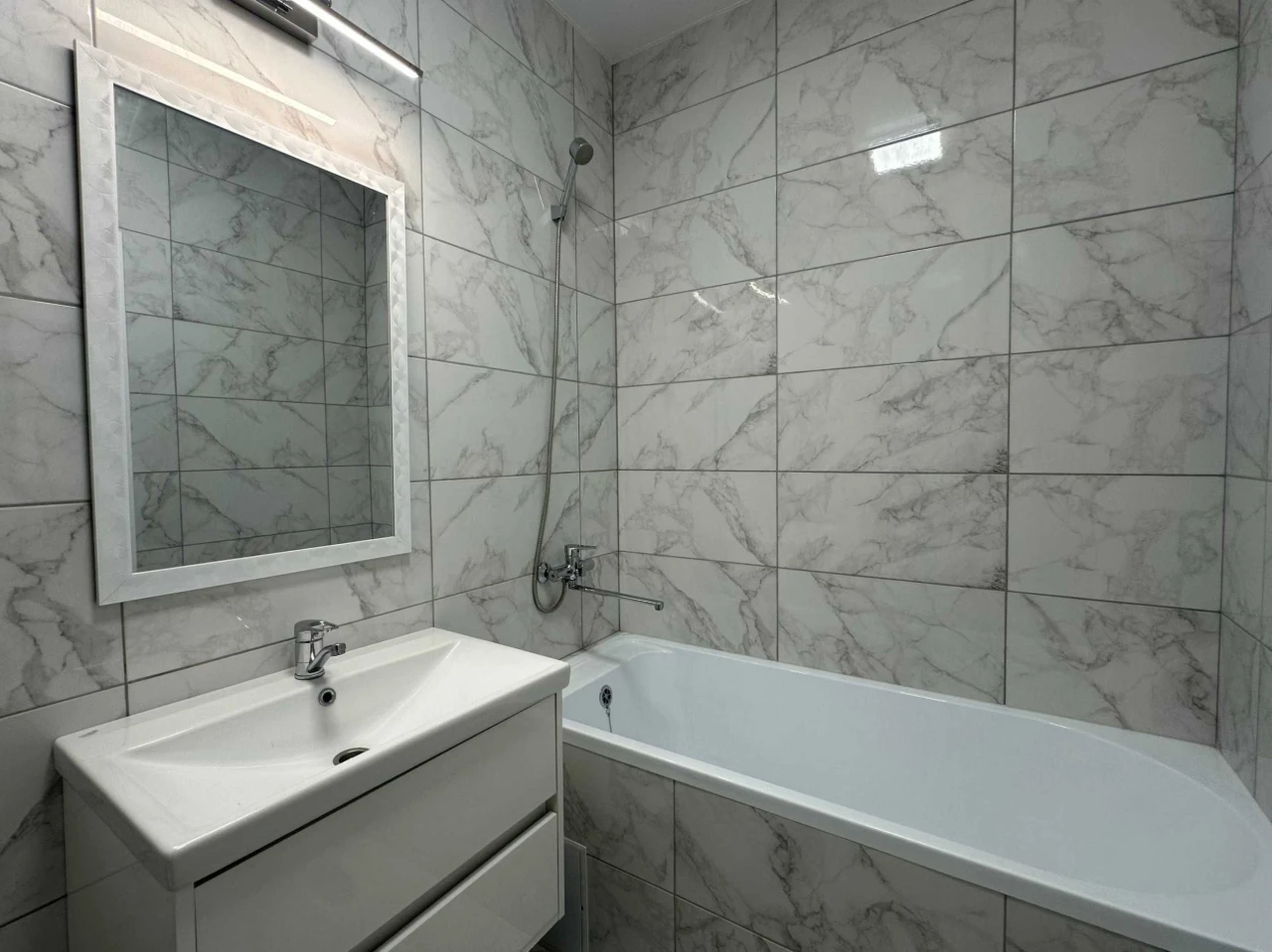 Sale of a 2-room apartment, 59.3 sq m. Furniture and appliances. Full renovation. State.