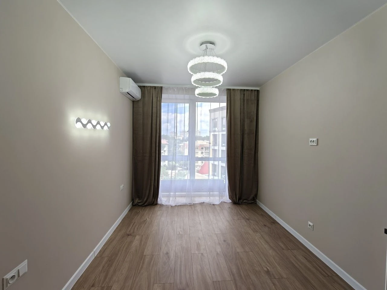 Apartment with renovated interior in a building with a shelter! (ID 383)