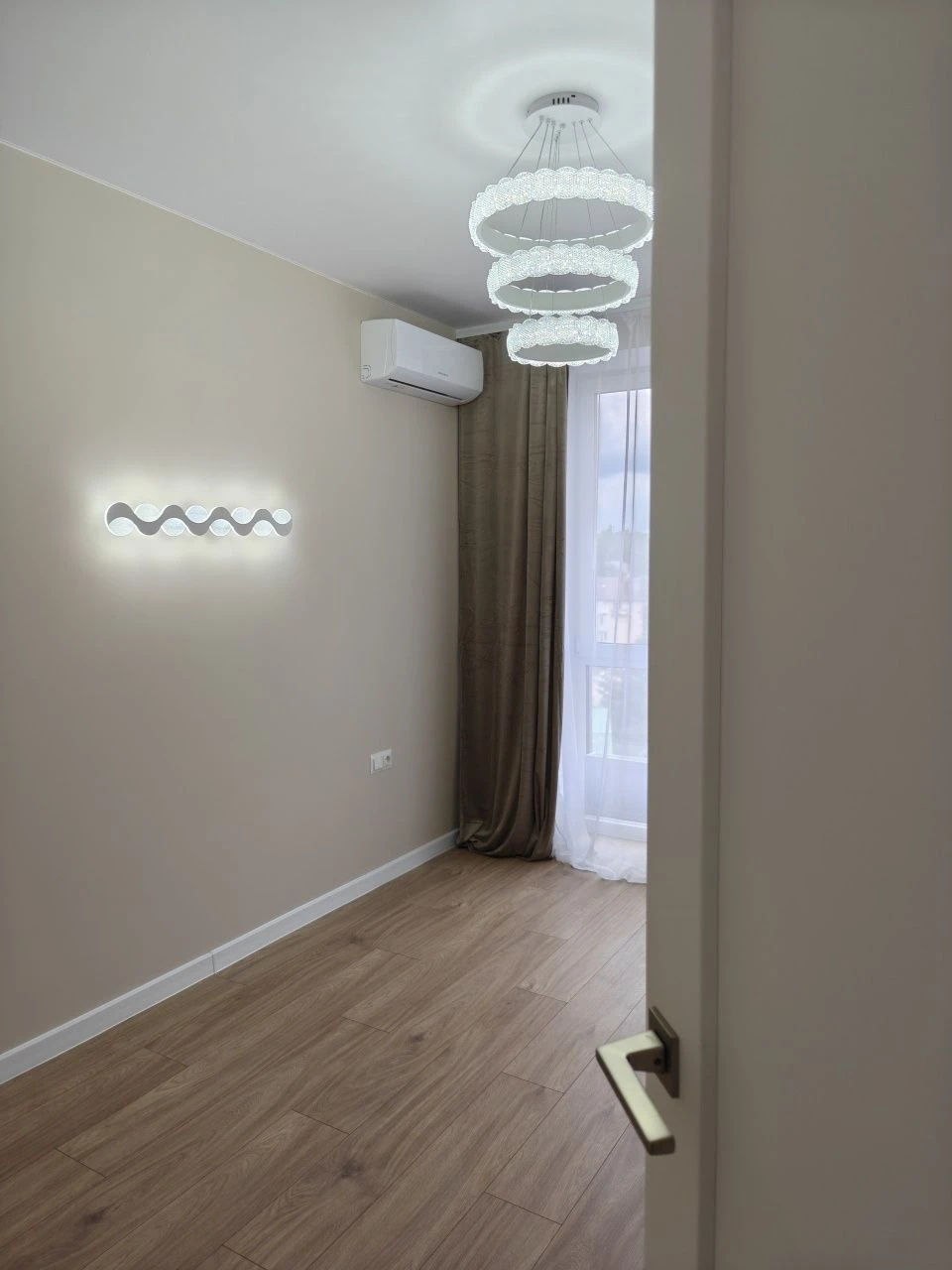 Apartment with renovated interior in a building with a shelter! (ID 383)