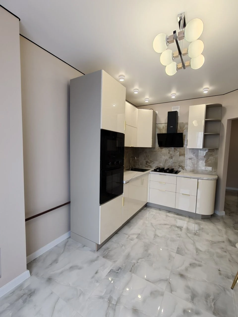 Apartment with renovated interior in a building with a shelter! (ID 383)
