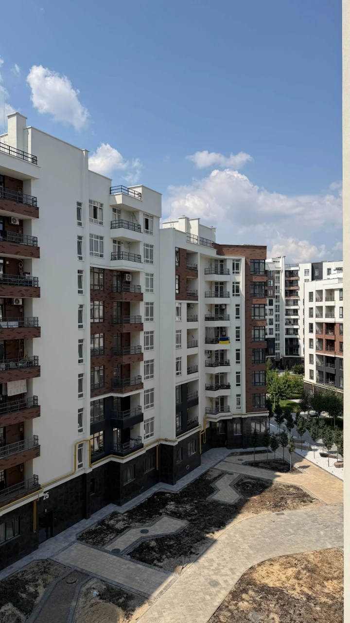 Продаж трикімнатної квартири, в новому закритому комплексі з