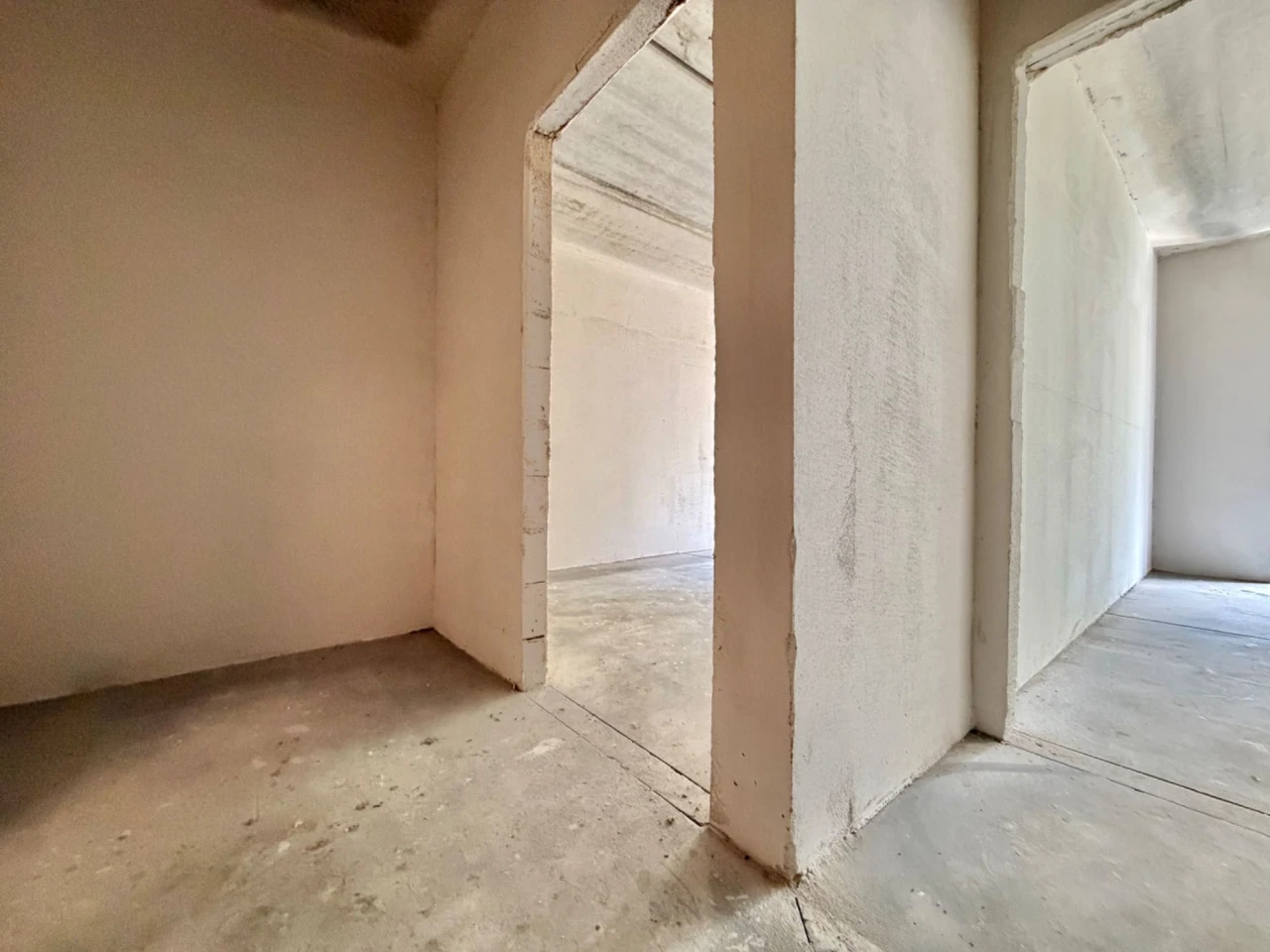 1 room apartment with finishing in a completed building. Center of Irpin!