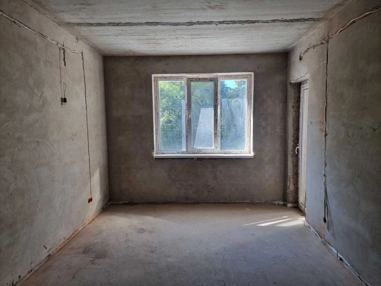 One-bedroom apartment near the central park. All finishing works.