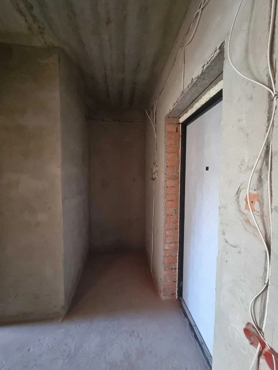 One-bedroom apartment near the central park. All finishing works.