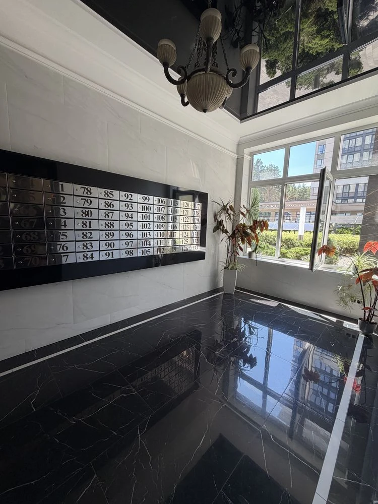 Sale of 1-room apartment in the Central residential complex 2, Irpin. Parking. Minimum offer.