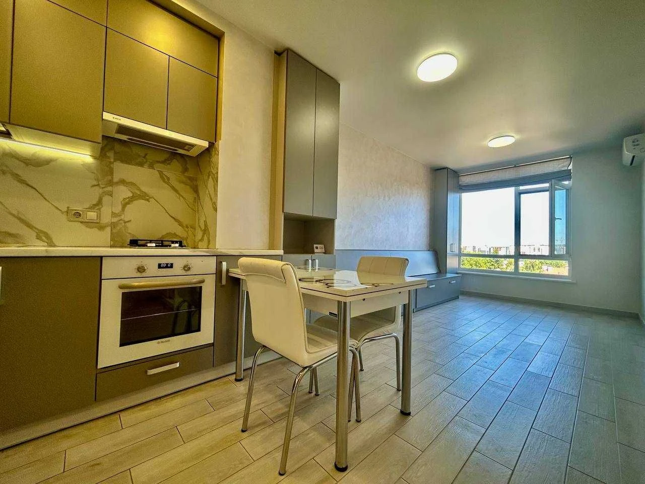 One-bedroom apartment renovated with individual gas heating