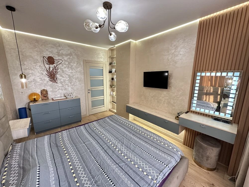 Spacious two-bedroom apartment 80sqm with a studio kitchen in Irpin