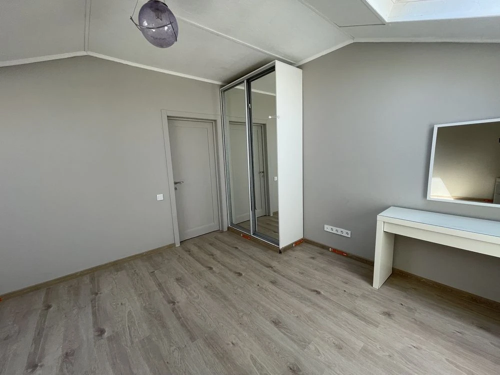 Spacious Two-Bedroom Apartment 64 m2 with Quick Access to Kyiv