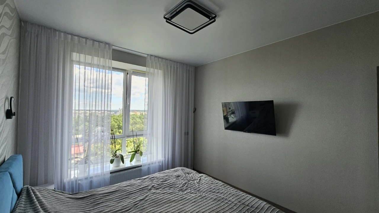 2-room apartment with renovation in the city center. Dressing room.