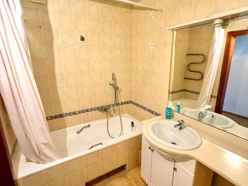 Apartment. Kyiv, Dragomanova St.