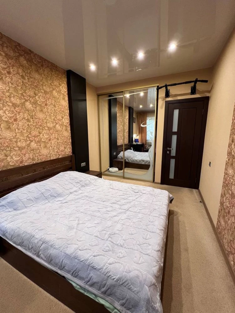 Продаж 2-кімнатної квартири з ремонтом, 65 м², державна реєстрація
