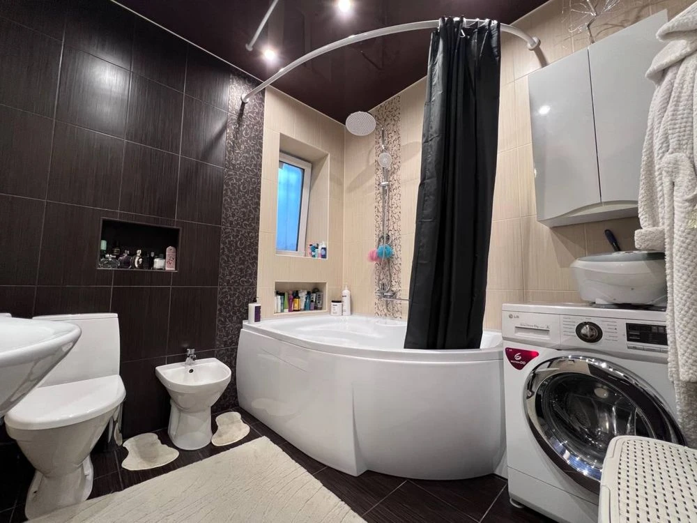 Продаж 2-кімнатної квартири з ремонтом, 65 м², державна реєстрація