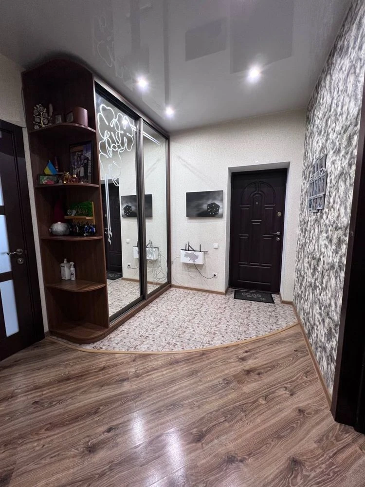 Продаж 2-кімнатної квартири з ремонтом, 65 м², державна реєстрація