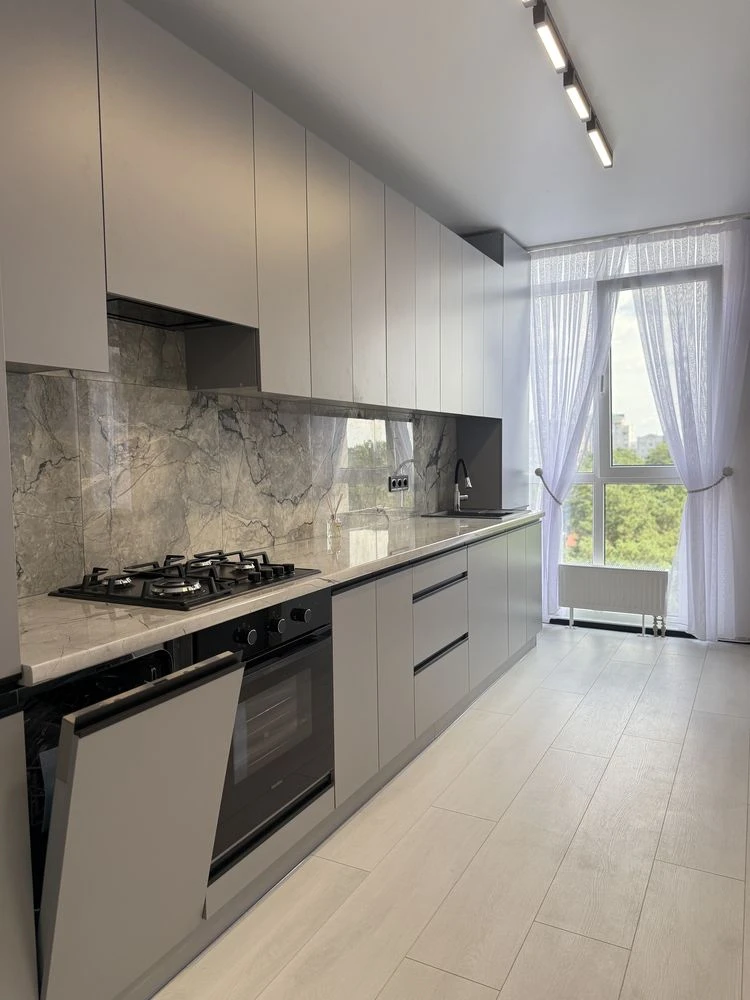 Sale of a 2-room apartment with a large kitchen, balcony, PARK VIEW, PRICE