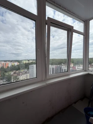Простора 2 кімнатна квартира з ремонтом  Балкон, поряд Парк,